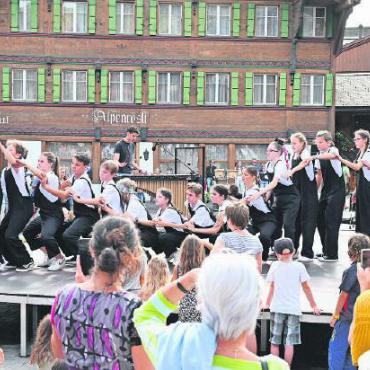 «Dance on Ice» ohne Regen - In uniforme Kleider gehüllt bewegten sich die Schülerinnen und Schüler geschmeidig – wie aus einem Guss – zu leisen Xylofonklängen.