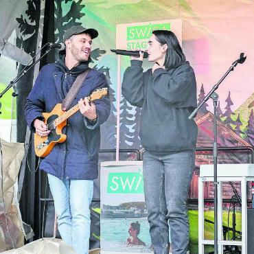 Festivalfeeling trifft auf Wandererlebnis - ...und Ilira (rechts).