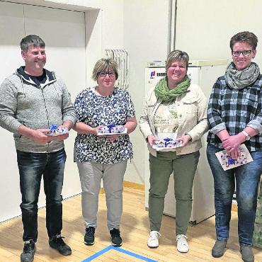 Höhere Finanzkompetenzen für den Verwaltungsrat der Landi - Ehrungen v.l.: Markus Gerber, Peter Klopfenstein (je 10 Jahre); Brigitte Tritten, Cornelia Eschler (je 15 Jahre); Daniela Schäfer (20 Jahre), Erika Gerber (30 Jahre). Nicht auf dem Bild sind: Silvia Ruh und Filipe Ruvio (je 5 Jahre), Nadja Schopfer (10 Jahre) und Eugen Reichenbach (20 Jahre). FOTO: ZVG