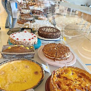 Kleiderverkauf am 11. März - Kaffestube mit Kuchen.