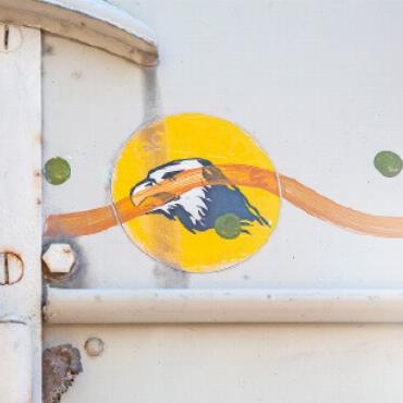 Das fahrende Kunstwerk - Ihrem Kunstwerk durfte nichts im Weg stehen, so malte sie kurzerhand über diesen Sticker.