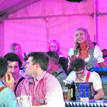 «Bring noch eine Mass!» - Die Lautstärke der Musik machte die Verständigung mitunter schwierig – von der Servicekraft charmant gelöstes Problem.