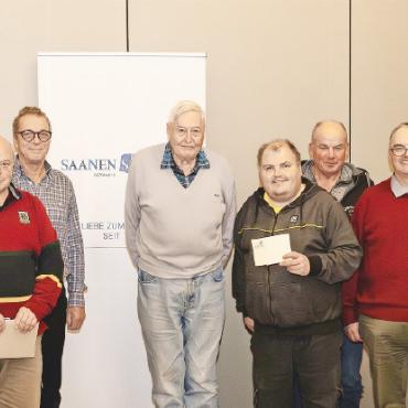 Ernst Herrmann und Beat Müller gewinnen den Saanen Bank Jass - V.l. André Ziörjen, Rebekka Ballif-Brand, Ulrich Welten, Peter Brand, Ernst Herrmann, Beat Müller, Andreas Rolli, Mario Hählen, Corinna Müller (Saanen Bank) und Dominique Huwiler (Saanen Bank).