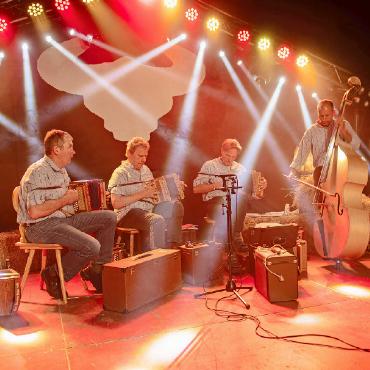 Mad Muni tollte durch das Wasser - Schwyzerörgeli-Quartett «Rinderberg».