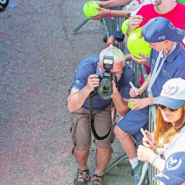 Swiss Open Gstaad 2024 in Bildern - Die Fotografen halten jeden Moment fest. Sei es bei einer Autogrammrunde (rechts) oder bei der Pokalübergabe (unten).