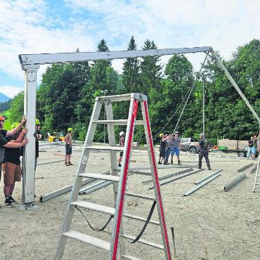 Mini-Gstaad 2025: So haben wir Kinder regiert - Viele helfende Hände beim Aufbau des Kinderdorfs. FOTOS: ZVG