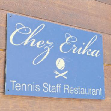 Alle stärken sich «Chez Erika» – seit 16 Jahren - Der letzte Staffverantwortliche hat für die Staffkantine ein Schild anfertigen lassen.