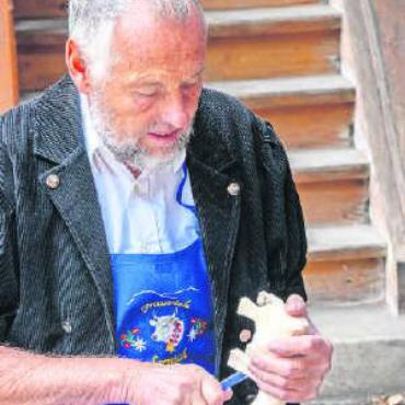 Alpkäse- und Glockenmarkt in Saanen - Die geschnitzten Kühe von Walo Perreten waren ausverkauft.