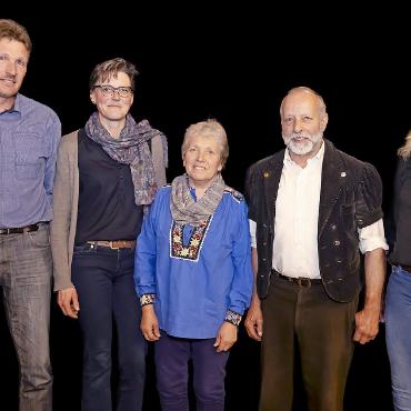 Aufbruchsstimmung und Hoffnung für den Käsemarkt - Gander Käthi und Markus, Feutersoey, Reusch-Olden (Dritte und Zweiter von rechts); Perreten Arlette und Martin, Gsteig, Scharten/Stuedeli (links); Trachsel Martina, Feutersoey, Röstenschwand-Bütschi und Martigny (rechts). Es fehlen: Perreten Marlies und Walo, Feutersoey, Vorder Walig.