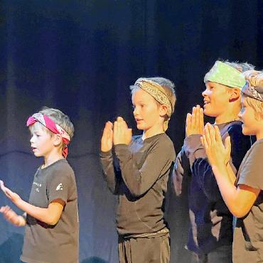 Vorhang auf! Theatererlebnis in den Herbstferien für Kinder ab sieben Jahren - Eindruck aus dem letztjährigen Theaterprojekt. FOTOS: ZVG