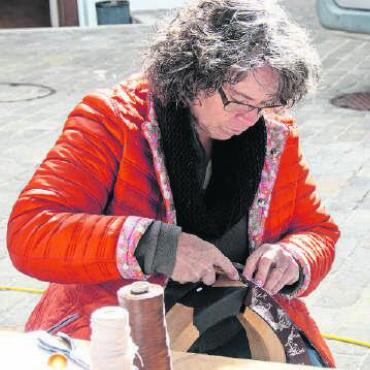 Alpkäse- und Glockenmarkt in Saanen - Wer wollte, konnte seinen Gürtel auf die genaue Länge mit der Wunschschnalle sofort machen lassen.