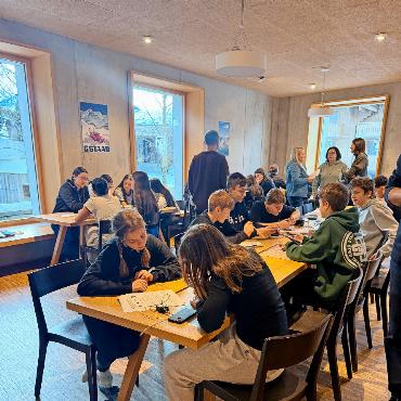 Zehn Mal deux – wenn Ski- und Sprachunterricht auf der Piste zusammentreffen - Das gemeinsame Sprachenlernen, bevor es auf die Piste geht, ist Teil des täglichen Programms.