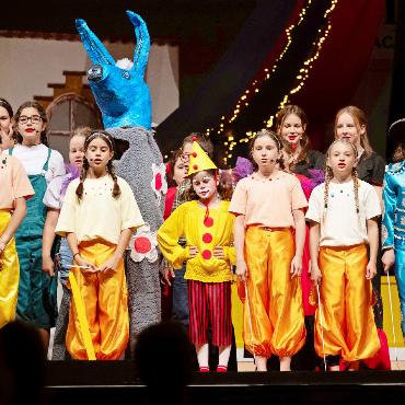 Opernspektakel von Kindern für Kinder - Es war wohl die erste «Carmen»-Inszenierung, in der neben all den anderen farbenfroh gekleideten Figuren ein Zirkusclown einen Platz fand. FOTOS: RAPHAEL FAUX/GSTAADPHOTOGRAPHY.COM