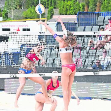 Swatch Beach Pro Gstaad: Gold geht an die US-Damen Nuss/Kloth und an die Herren Åhman/Hellvig aus Schweden - Abgewehrt: Die Chinesin X. Y. Xia kommt mit ihrem Smash am Block von Anouk Vergé-Dépré nicht vorbei.