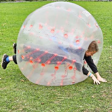 Herbstfest 2024: Ein voller Erfolg trotz Regen - Im Bubble Ball weiss man meist nicht, wo oben und unten ist.