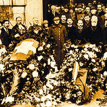 Ein tragischer und tödlicher Absturz von zwei Schweizer Ballonfahrern (1923) - Die Beerdigung in Brüssel: Die Särge von Wehren und von Grünigen sind mit einer Schweizerfahne bedeckt.