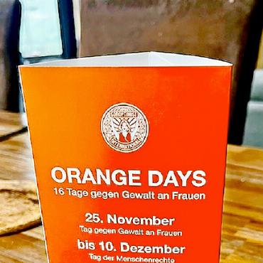 Suppe für einen guten Zweck - Orangefarbene Pappaufsteller machen in den heimischen Restaurants auf die kommenden Orange Days aufmerksam. Die Kürbissuppenaktion der Soroptimistinnen des Saanenlandes hat aber bereits begonnen. FOTO: ZVG