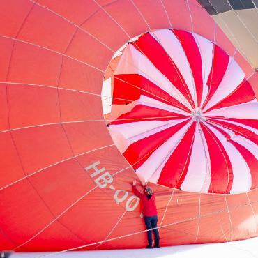 Schönes Wetter ist nicht gleich Flugwetter - Kleiner Mensch, grosser Ballon.