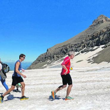 Glacier 3000 Run: Super Wetter, gute Stimmung, starke Leistungen - Felix Aegerter (rechts) auf dem Weg zum Gletscher. FOTO: SABINE REBER