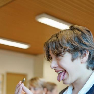 Gemeinsam gegen Foodwaste: Young Impact Day verbindet Saaner Schulen - Die Würmer waren nicht bei allen beliebt…