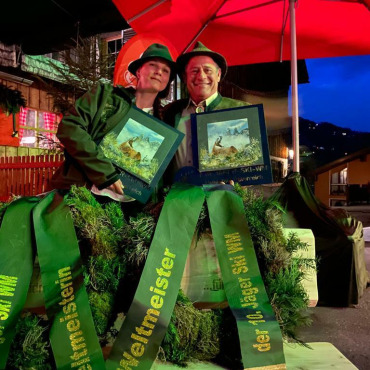 Jule Bratke und Johnny von Grünigen schnappen sich Weltmeistertitel - Jule Brake und Johnny von Grünigen präsentieren ihre Siegestrophäen als Jäger Ski Weltmeisterin und -weltmeister.   (Foto: zvg)