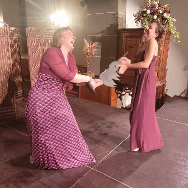 Beatrice Villiger gibt das «singende Holz» weiter - Scherzhafte Übergabe des singenden Holzes unter Freundinnen nach dem Konzert. FOTO: SONJA WOLF