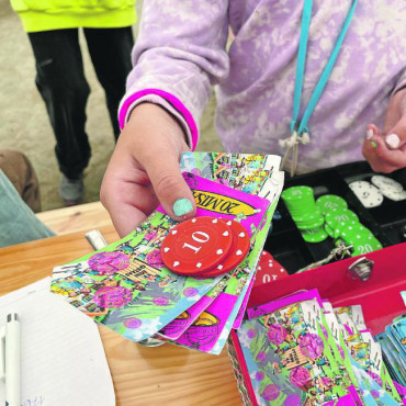 Mini-Gstaad: «Hier regieren wir Kinder!»   - «Misa» bekommen die Kinder nach jedem Arbeitseinsatz für ihre Arbeit auf der Bank ausgezahlt und müssen entscheiden, wie sie das Geld wieder sinnvoll einsetzen, zum Beispiel für Werbung, Essensausgaben und Materialbeschaffung. FOTO: ZVG