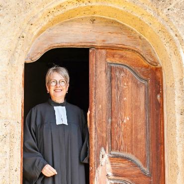 Grosse Ehre und tiefe Freude - Die Zugerin Carola Watts ist ab 1. Oktober offiziell die neue Pfarrerin von Lauenen. FOTO: KEREM MAURER