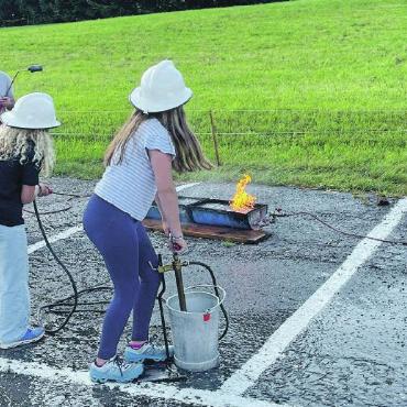 Das war der Ferienpass 2024 - Voll im Einsatz mit der Feuerwehr – auch in voller Montur.