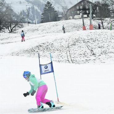 Ein Rennen im letzten Moment - Jasmin Walker bestreitet das Rennen auf dem Snowboard.