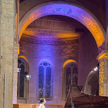 Klangwelten voller Emotionen: Nino Kupreishvili begeistert in Rougemont - Die Kirche war passend beleuchtet in den Farben Blau und Orange, was die empfundene Emotionalität weiter unterstrich. FOTOS: ELISA OPPERMANN