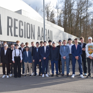 Erfolgversprechende Kooperation - Eishockeyspieler mal ganz anders: Die U17 des EHC Adelboden hatte sich nach dem letzten Match der Saison mit Livio Reuteler (mittlerere Reihe, 3.v.l.), Lyonel Moosmann (hintere Reihe, 4. v.r.) und Niklas Zeller (ganz rechts) traditionsgemäss in «Schale ­geworfen». (Fotos: AvS)