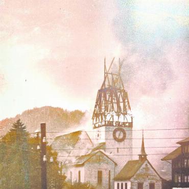 LESERBILDER - Vollbrand der Kirche Saanen nach einem Blitzeinschlag am 11. Juni 1940 um ca. 18.30 Uhr. FOTO: BEAT ANDEREGG, SAANEN