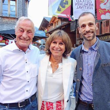 Eindrückliche Bundesfeier in Saanen - Die Festrednerin Christine Bulliard-Marbach genoss das generationenübergreifende Fest, zusammen mit Michel Zysset (rechts), der den Abend moderierte und dem Mitorganisator Ernest Marmet.