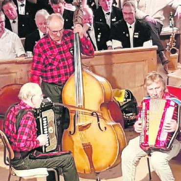 Ausdrucksstarke Volksmusik in der Kirche Gsteig - Trio «Färmelbach» mit Edwin Walker, Bass, Arnold Welten, Akkordeon (links), und Walter Schranz, Akkordeon (rechts).