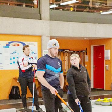 Gstaad in schottischer Hand: Dodds und Mouat gewinnen das Mixed-Doubles-Curling-Turnier 2024 - Spannung im Viertelfinal: Das schottische Team Jackson/ McFadzean berät sich.