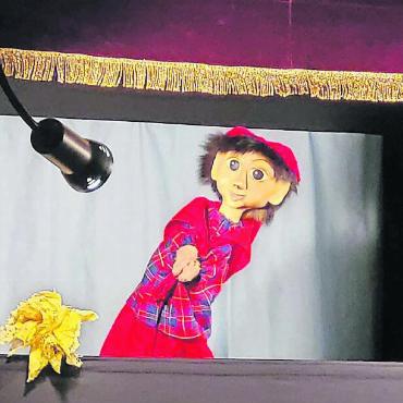 «Tri tra trullala, der Chasperli isch da…» - Der Kasperli verzauberte die Kinder im Kirchgemeindehaus Gstaad. FOTO: ZVG