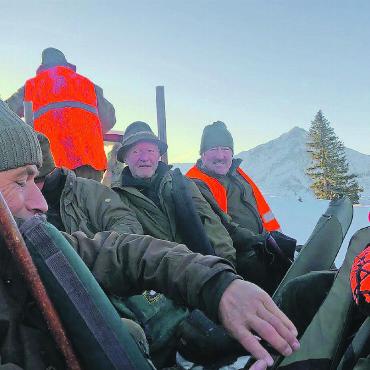 Wispiler Wildsaujagd – eine Premiere - Ein gemeinsamer Transport wurde ebenfalls von Ueli Hefti organisiert. FOTOS: ZVG