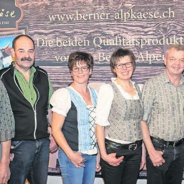 Alpkäser und -käserinnen aus dem Saanenland geehrt - Mit dabei: Armin Poschung aus Abländschen (ganz links).