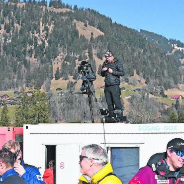 So gehen Europacuprennen in Gstaad - Er fängt die Fahrer im Zielgelände via Kamera ein und nur wenige Sekunden später hat der Internetnutzer das Geschehen auf dem Bildschirm.