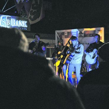 Fête de la Musique: eine gelungene Premiere - Nightlife: Auftritt der einheimischen Band «SchoccoRocco» im abendlichen Gstaad. FOTO: ZVG
