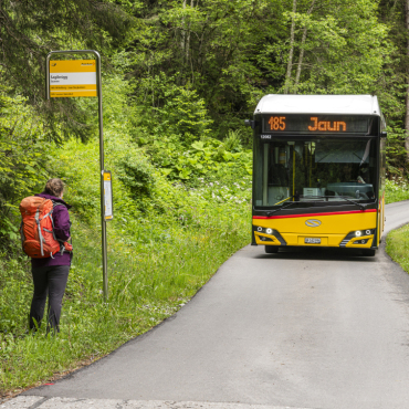 E-Postauto Abländschen in voller Fahrt - Bitte einsteigen! Die Fahrt von Saanen Bahnhof nach Abländschen, Zitbödeli, dauert mit dem Bus 51 Minuten. Foto: PostAuto AG  