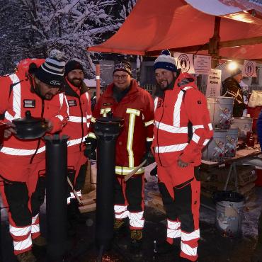 Ein helles Weihnachtslicht in der dunklen Winternacht