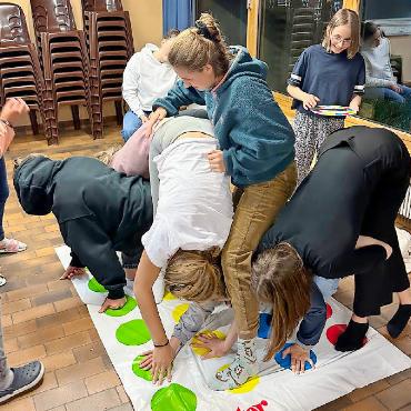 Viel geturnt, viel gelernt, viel gelacht - 2025: Genauso wichtig wie Turnen ist im Getulager das Spielen. Und unsere Leiterinnen und Leiter mitten drin. FOTOS: ZVG