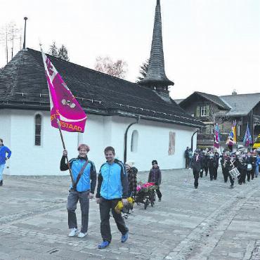 Fahnenweihe des TV Saanen-Gstaad - Der Umzug auf der Promenade, angeführt von Fähnrich Tim Staub (mit der alten Fahne) und Vereinspräsident Bernhard Würsten.