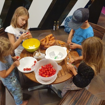 Mini-Gstaad: «Hier regieren wir Kinder!»   - Schnipseln, schneiden, schälen: Sie helfen mit, den Apéro für den Sponsorenabend vorzubereiten.