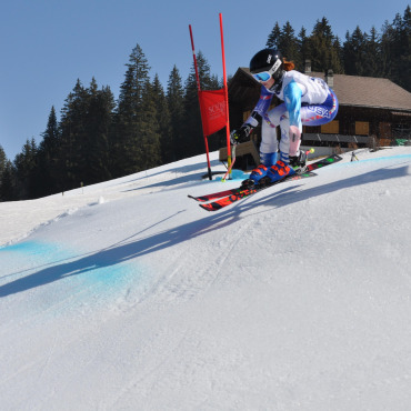 Schön, schöner, Schönried! - Siena Lanz vom Skiclub Schönried mit perfekter in perfektem «Stil» über den Sprung.