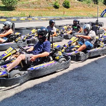 Ein Abenteuer von Gstaad bis Ljubljana - Spass beim Kartfahren.