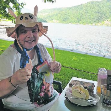 Ferien im Tessin machen Spass - Regula L. geniesst das Dessert.