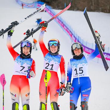 World University Games: Piller doppelt im Slalom nach - Sue Piller (Mitte) räumt weiterhin ab an den World University Games: Nach Gold und Silber folgt eine weitere Goldmedaille, diesmal im Slalom. FOTO: FISU